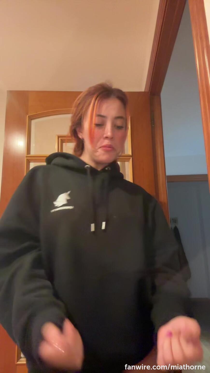 I can also tease you wearing a hoodie while I strip off to reggaeton 💋 1foreground